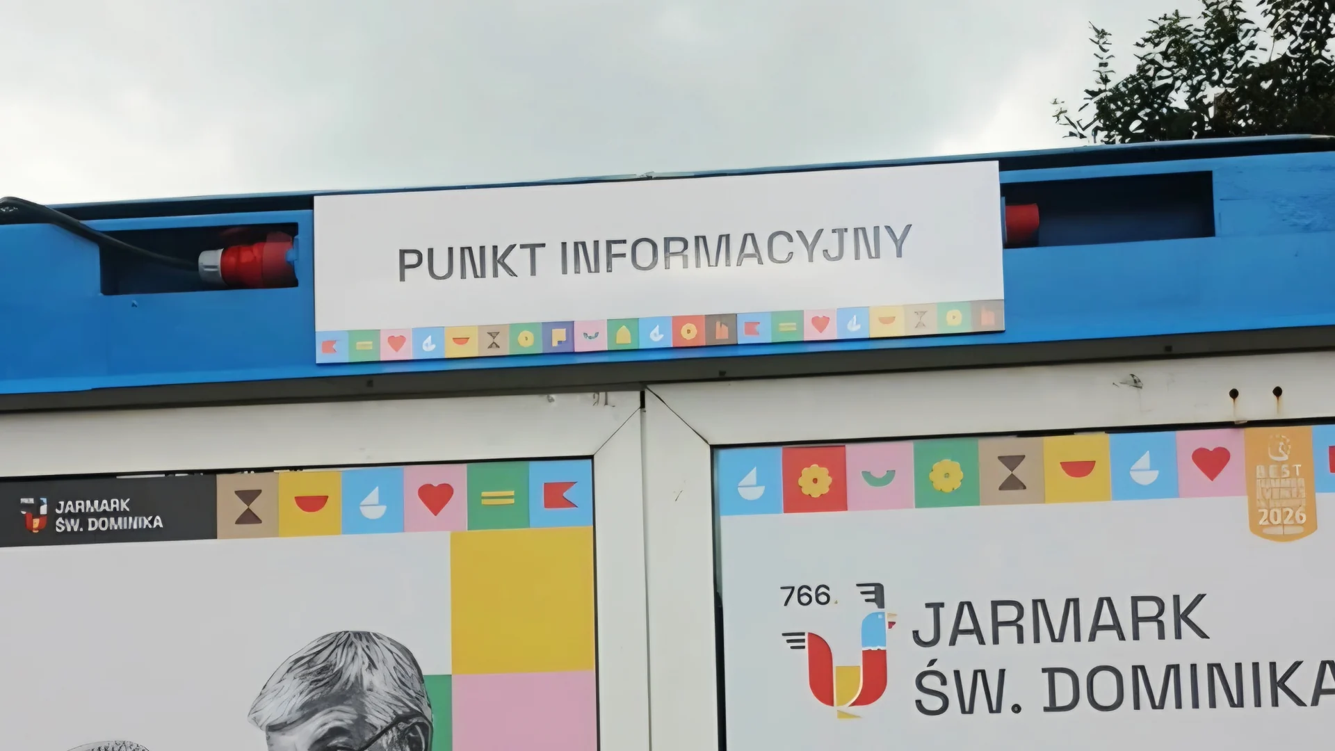Kontener Punktu Informacyjnego Jarmarku św. Dominika przy ul. Szklary w Gdańsku z tablicą „Punkt Informacyjny”