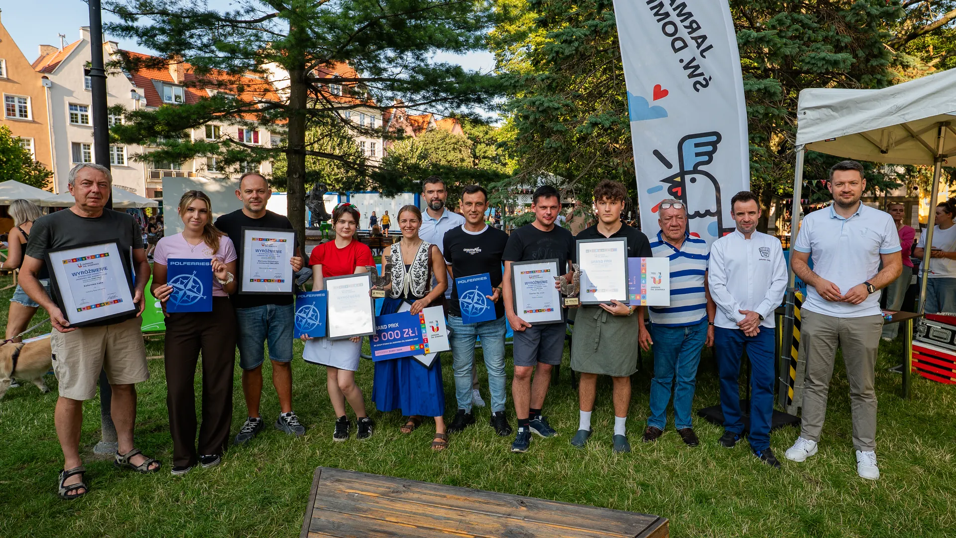 Laureaci konkursu Grand Prix 766. Jarmarku św. Dominika z dyplomami i statuetkami