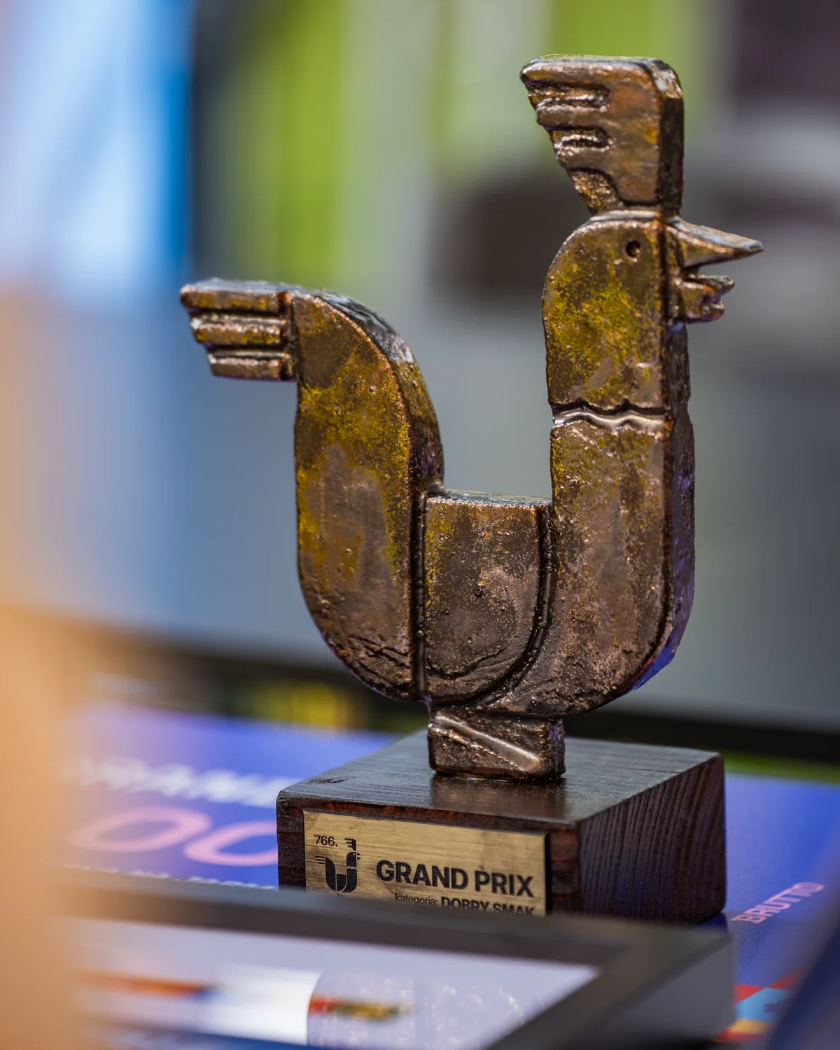 Statuetka Grand Prix w kształcie koguta z tabliczką 766. Grand Prix kategoria Dobry Smak