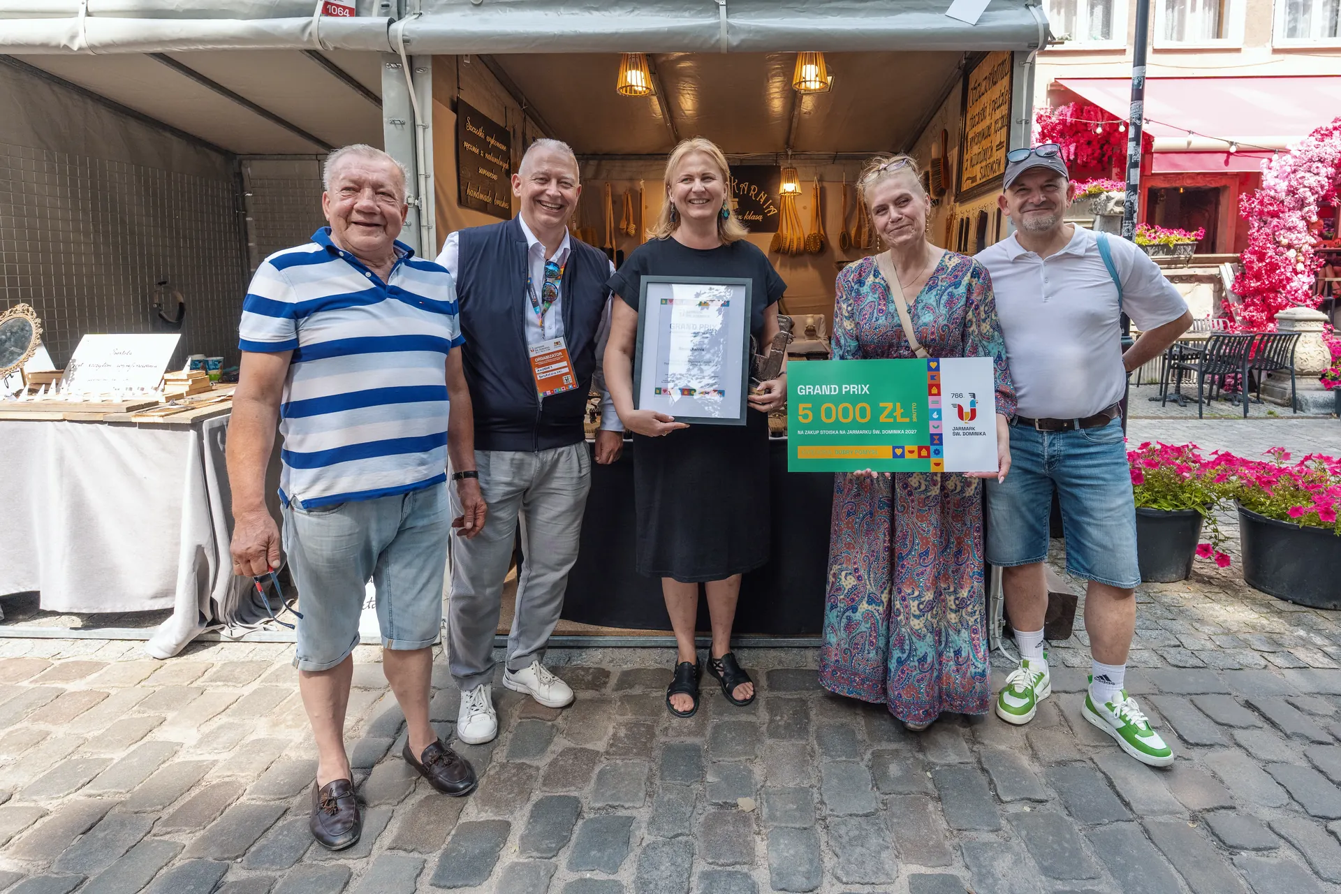 Wręczenie Grand Prix w kategorii Dobry Pomysł na stoisku Szczotkarni z Kobyłki