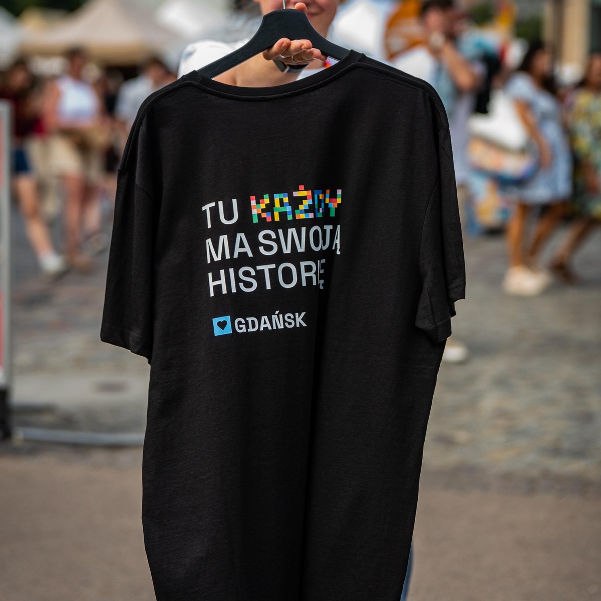 Czarna koszulka jarmarkowa „Tu każdy ma swoją historię”