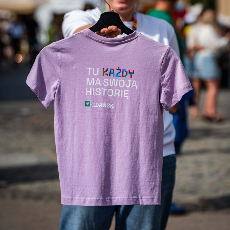 Liliowa koszulka dziecięca „Tu każdy ma swoją historię”