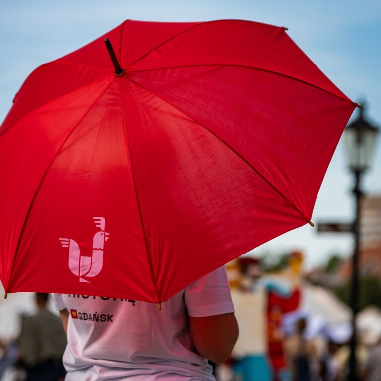 Czerwony parasol jarmarkowy z sygnetem Jarmarku