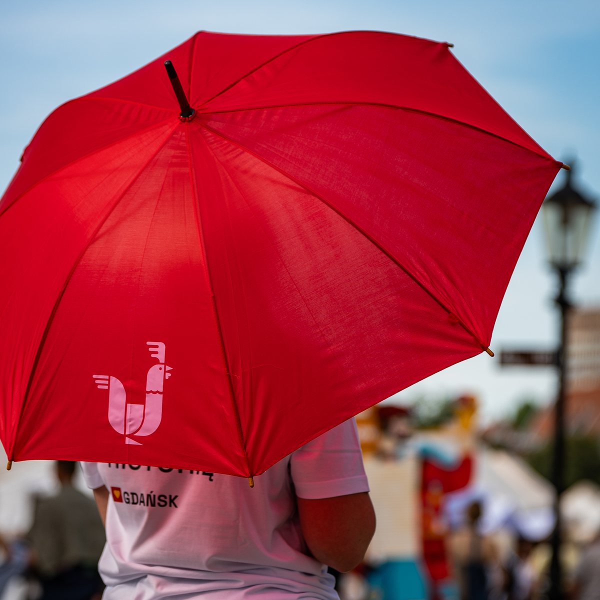 Czerwony parasol jarmarkowy z sygnetem Jarmarku